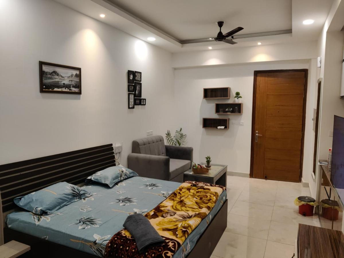 The Forest Stays-Luxury Studio Apartment In Нойда Экстерьер фото