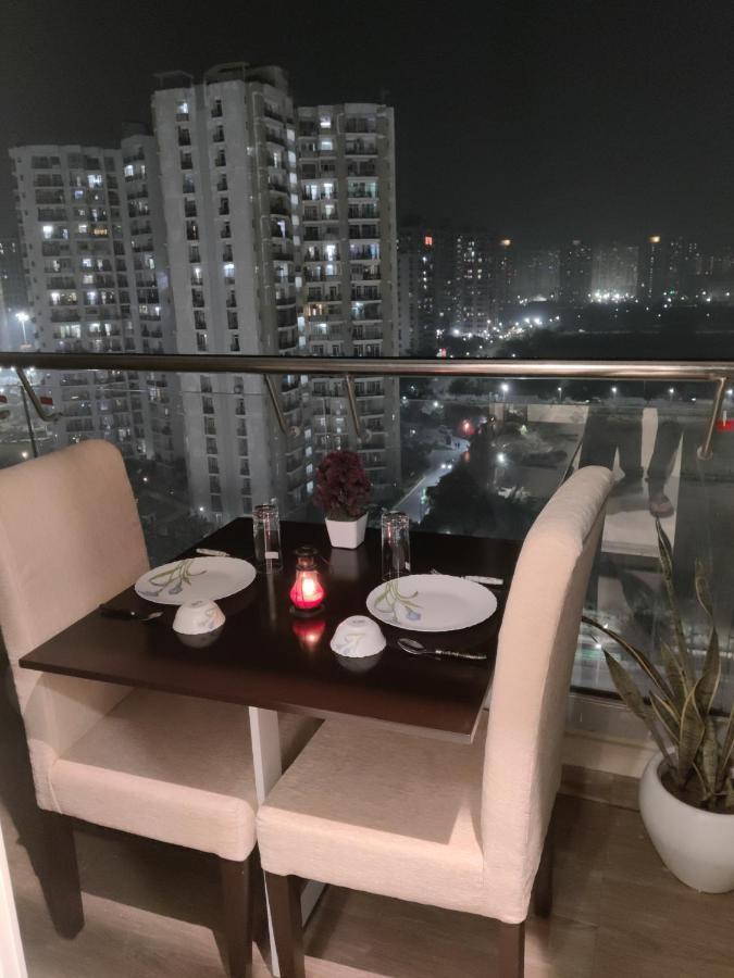 The Forest Stays-Luxury Studio Apartment In Нойда Экстерьер фото