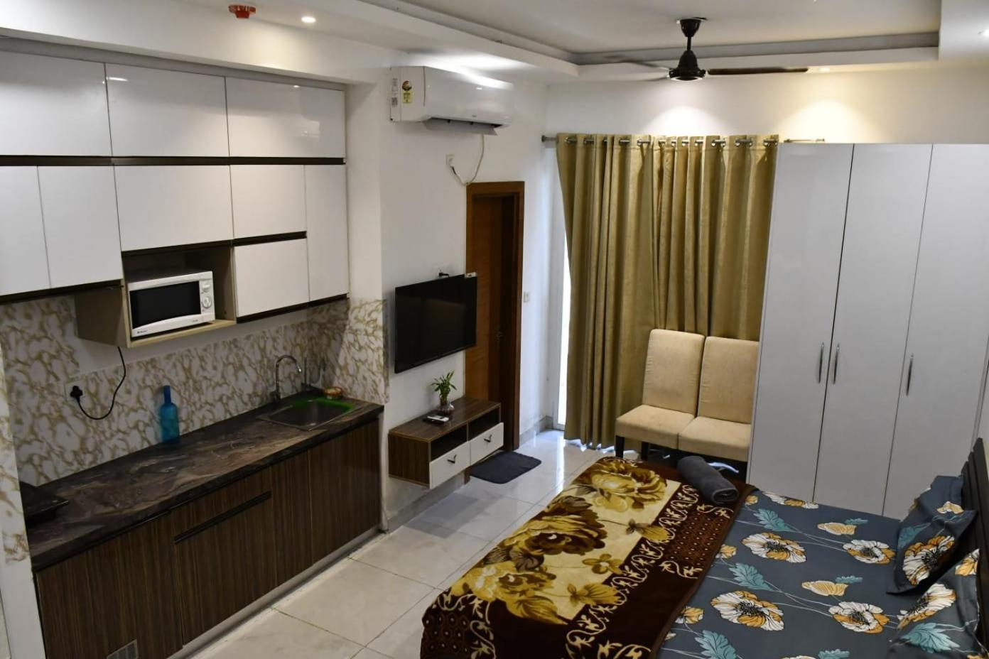 The Forest Stays-Luxury Studio Apartment In Нойда Экстерьер фото